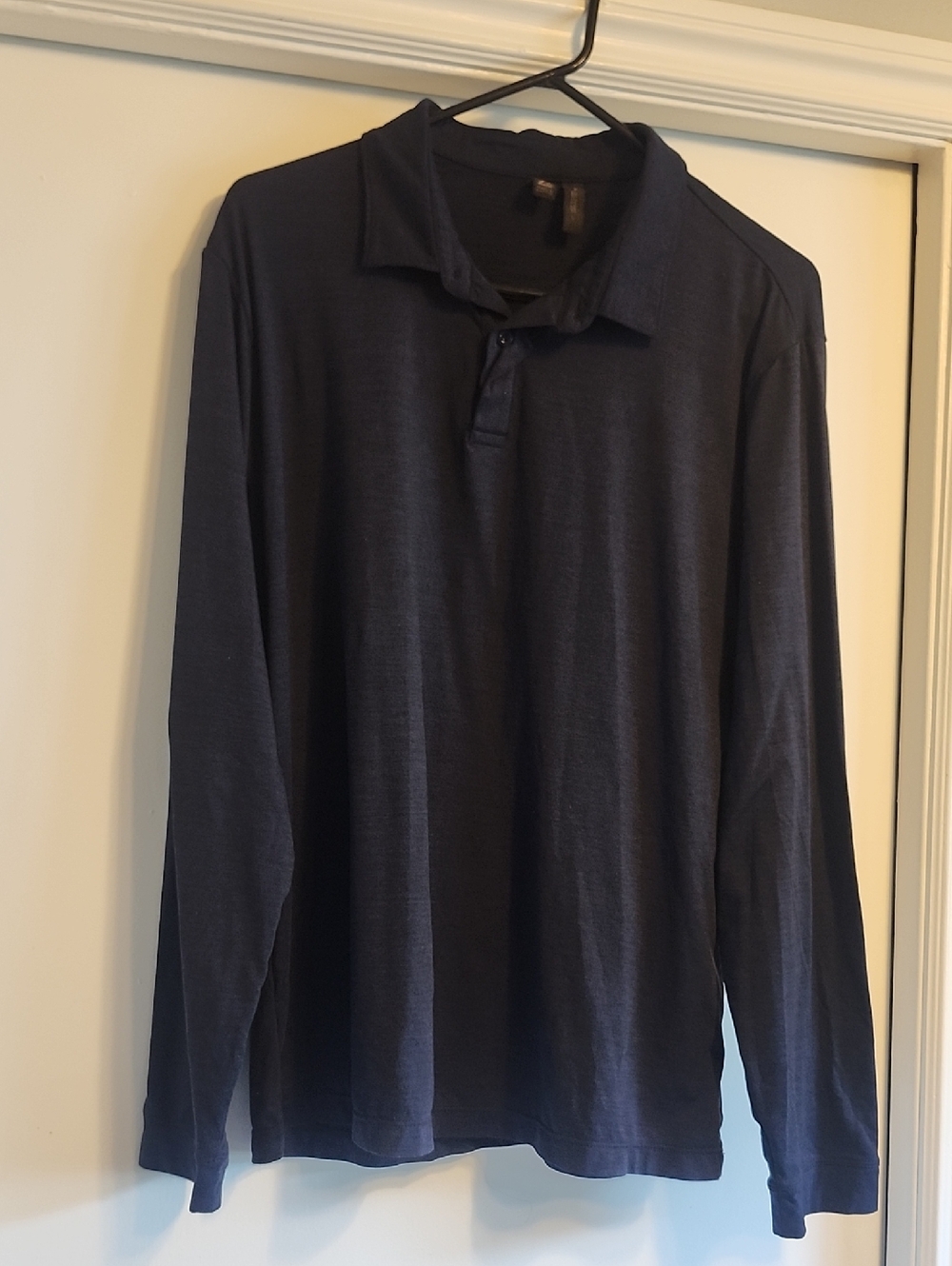 Zella navy blue long-sleeved shirt in a size large.